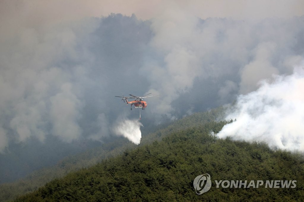 행안장관, 밀양 산불 현장서 대책회의…"가용 자원 총동원"