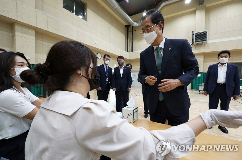 한총리, 지방선거 투표소 사전점검…"공직자 정치적 중립 준수"(종합)