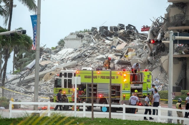 지난해 6월 미국 플로리다주 마이애미데이드카운티 서프사이드에서 발생한 12층 아파트 붕괴 현장. /사진=EPA