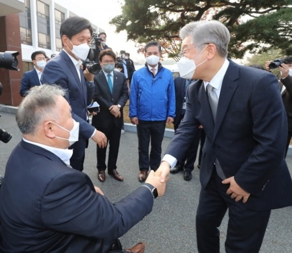 2021년 11월 19일 당시 더불어민주당 이재명 대선후보가 대전시 유성구 한국전자통신연구원(ETRI)에 도착해 이상민 의원 등 대전지역 의원들과 인사하고 있다. / 사진=연합뉴스