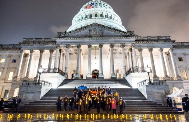 지난 2월 미국 워싱턴DC 연방의회 의사당 앞 계단에서 낸시 펠로시 하원의장 등 의원들이 촛불을 밝히며 신종 코로나바이러스 감염증(코로나19)으로 사망한 자국민을 추모하고 있다. /사진=EPA