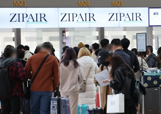 인천국제공항 제1여객터미널 출국장에서 일본 도쿄 나리타 공항으로 향하는 탑승객들이 출국 수속을 하고 있다. /사진=연합뉴스 
