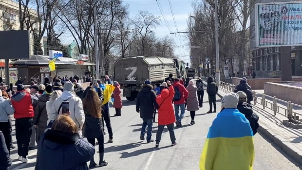 러시아군이 점령한 우크라이나 남부 헤르손에서 20일(현지시간) 주민들이 러시아군 차량들을 향해 "돌아가라"는 구호를 외치며 항의시위를 벌이고 있다. /사진=연합뉴스