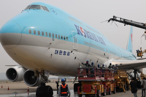 영종도 인천국제공항 대한항공 정비 격납고에서 관계자들이 보잉 747-8i 항공기 동체를 세척하고 있다.(사진=연합뉴스)