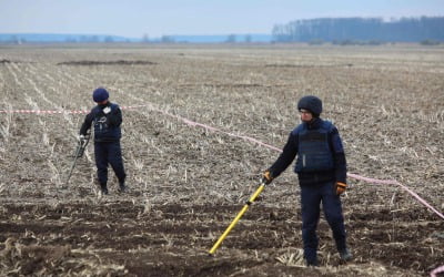 우크라이나 지뢰 위험성 부각에 국내 지뢰 제거 관련주 '들썩'