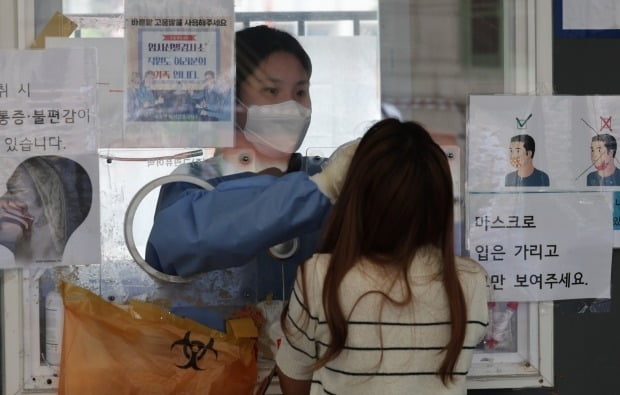 서울역 선별진료소에서 한 시민이 검사를 받고 있다. /사진=연합뉴스