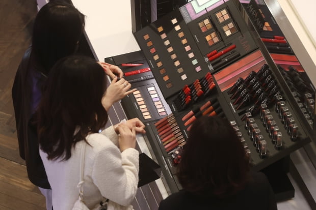 지난달 25일 서울 시내 한 백화점에서 고객들이 화장품을 테스트 해보고 있다. /사진=연합뉴스