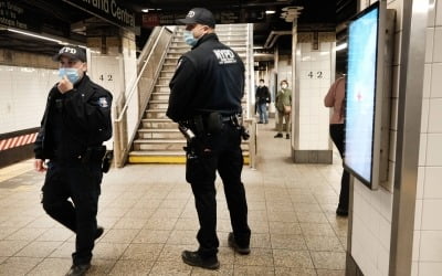 美 뉴욕 지하철서 또 총격 사건…'한 명만 겨눠' 40대 남성 사망