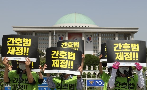 지난달 27일 간호법 제정과 불법진료·불법의료기관 퇴출을 위한 수요집회에서 대한간호협회 등 관계자들이 간호법 제정을 촉구하고 있다. /사진=연합뉴스