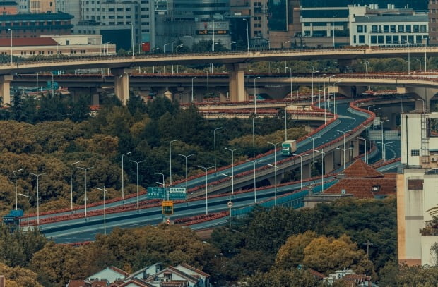 코로나19 봉쇄 조처로 한적한 중국 상하이의 도심 고속도로. /사진=EPA