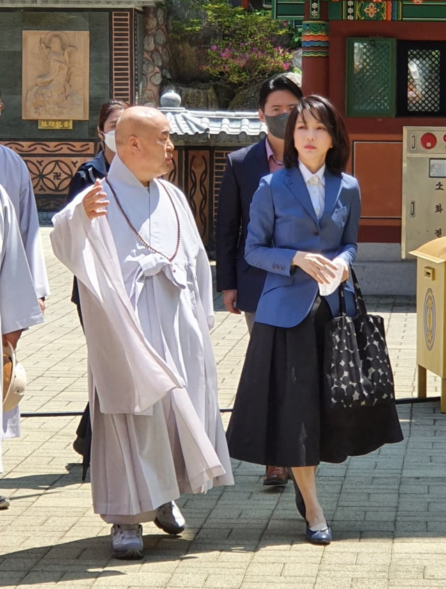  윤석열 대통령 당선인 부인인 김건희 여사가 3일 대한불교 천태종 총본산인 충북 단양 구인사를 방문, 총무원장인 무원 스님의 안내를 받으며 경내를 돌아보고 있다.  사진=연합뉴스