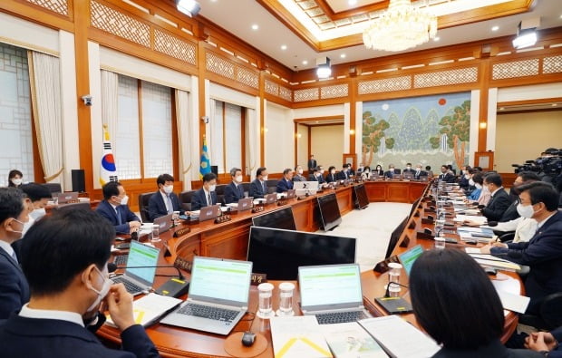 문재인 대통령이 3일 오후 청와대 본관 세종실에서 마지막 국무회의를 주재하고 있다. /사진=연합뉴스