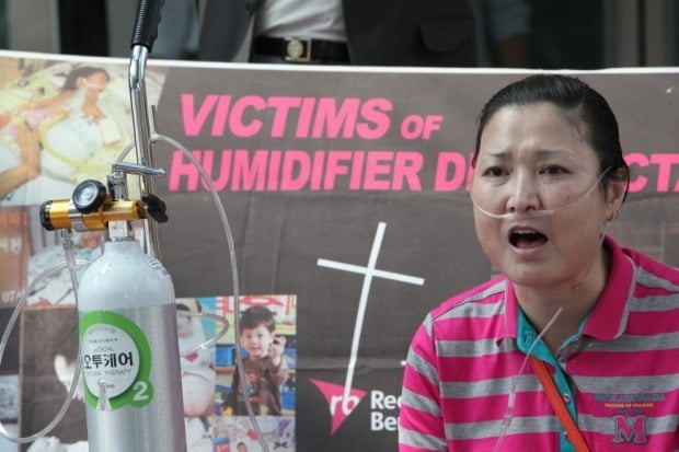 가습기 살균제 피해자 고(故) 안은주 씨가 2015년 9월 21일 서울 여의도 옥시 앞에서 열린 피해자 기자회견에서 발언하고 있는 모습. 연합뉴스