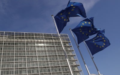 회원국 반발에 물러난 EU, 러시아 원유 수입금지 수정 추진