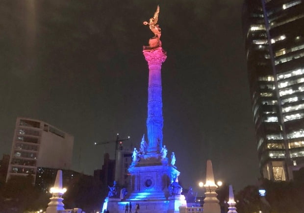  한국·멕시코 수교 60주년을 맞아 멕시코 '한국 이민자의 날'인 4일(현지시간) 멕시코시티 도심의 독립 기념탑에 태극기를 상징하는 빨간색과 파란색 조명이 켜져 있다. /사진=연합뉴스