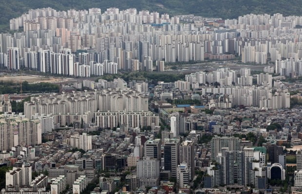 서울 송파구 롯데월드타워 전망대 서울스카이에서 바라본 아파트 단지. 사진=연합뉴스