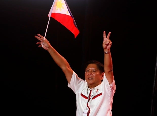 필리핀 대선 후보인 페르난디드 마르코스 전 상원의원이 지난 7일 마닐라 인근 파라냐케에서 열린 마지막 공식 선거 유세에서 자국 국기를 든 채 지지자들을 향해 손가락으로 승리의 'V'자를 만들어 보이고 있다. /사진=EPA