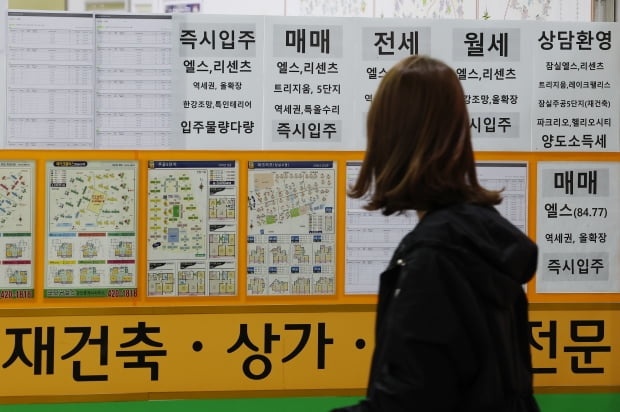 서울의 한 중개업소에 매물 안내문이 붙어있다. 사진=연합뉴스