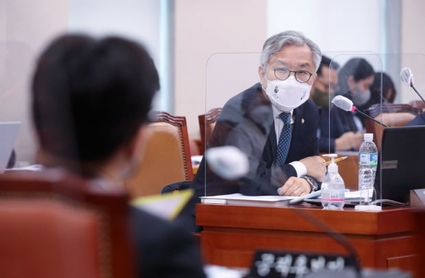 더불어민주당 최강욱 의원이 9일 오후 국회에서 열린 한동훈 법무부 장관 후보자 인사청문회에서 질의하고 있다. 사진=연합뉴스