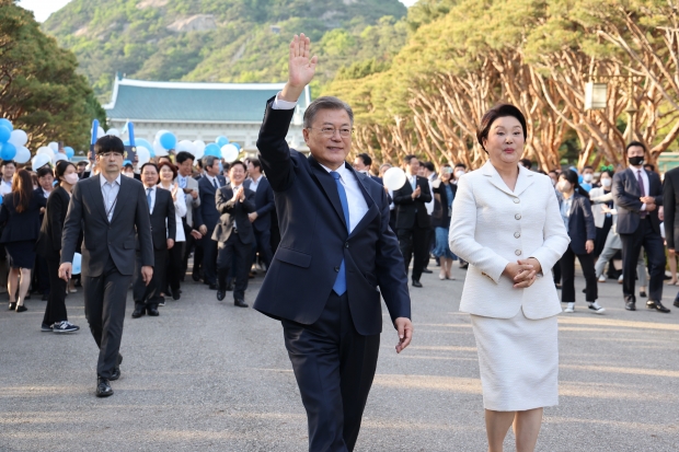 문재인 대통령과 김정숙 여사가 9일 오후 청와대 직원들의 배웅을 받으며  청와대를 나선 뒤  시민들을 향해 인사하고 있다. 사진=연합뉴스