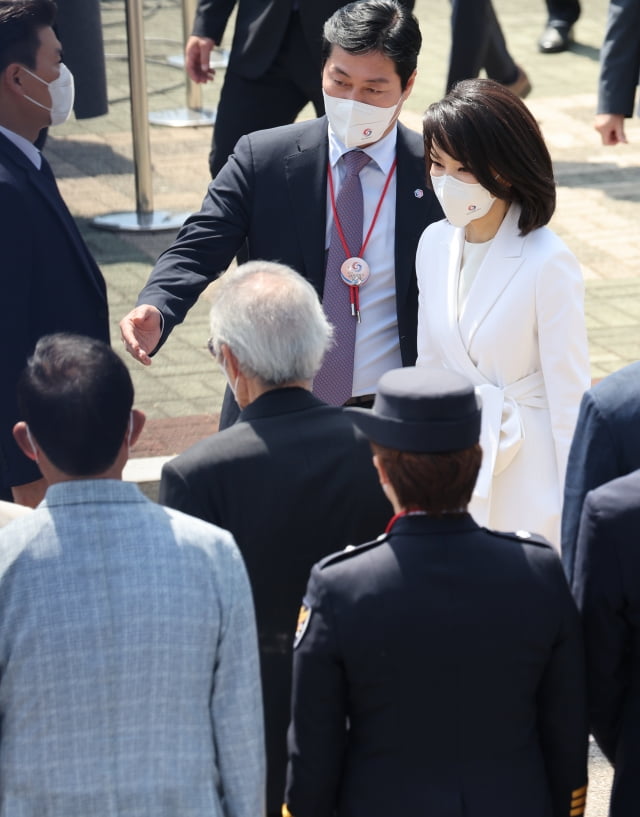 국민희망대표와 인사하는 김건희 여사. / 사진=연합뉴스