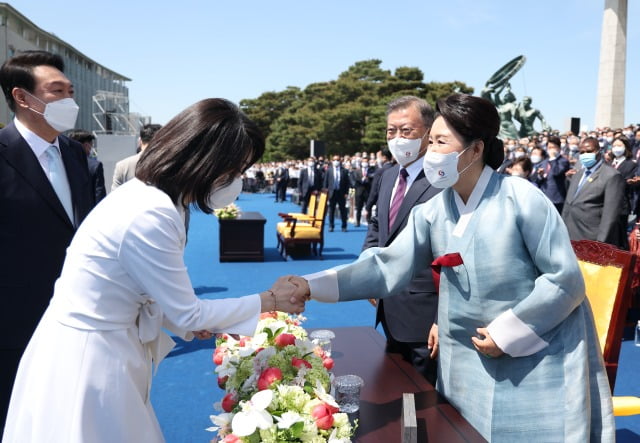 인사하는 김건희 여사와 김정숙 여사 /사진=연합뉴스