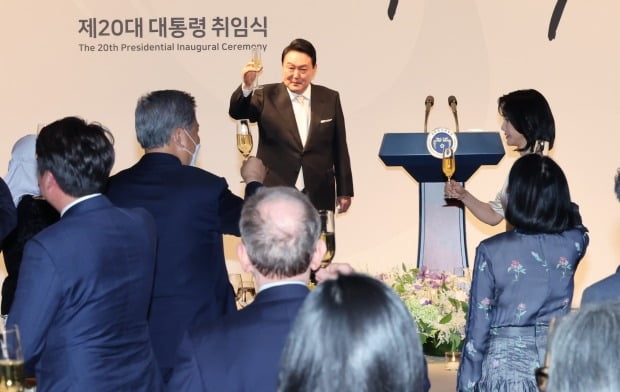 윤석열 대통령이 10일 오후 서울 중구 신라호텔에서 열린 외빈 초청만찬에서 참석자들과 건배하고 있다. 사진=연합뉴스