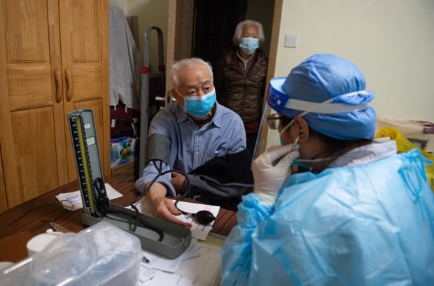 중국 베이징 둥청구의 한 병원에서 10일 한 노인이 코로나19 백신 접종에 앞서 혈압을 재고 있다. 사진=XINHUA