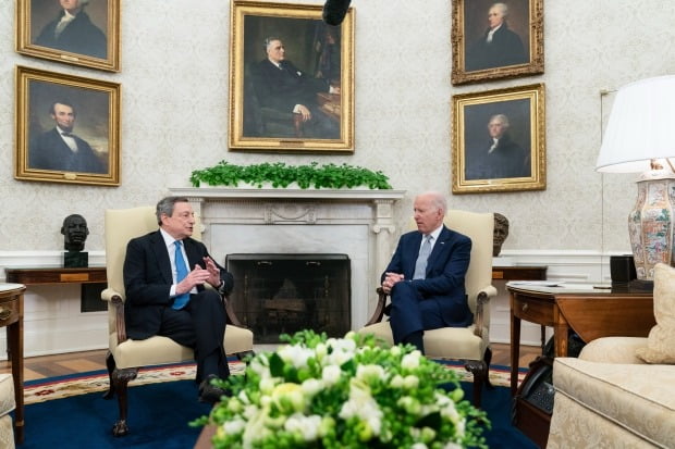 조 바이든(오른쪽) 미국 대통령이 워싱턴DC 백악관 집무실에서 자국을 방문한 마리오 드라기(왼쪽) 이탈리아 총리와 정상회담을 하고 있다. 두 정상은 양국의 협력 증진과 함께 러시아-우크라이나 전쟁에 관해 논의했다. /연합뉴스