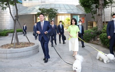 尹 대통령, 김건희 배웅 속 첫 출근…반려견 2마리 대동 '눈길'