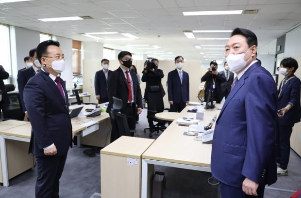 윤석열 대통령이 11일 오전 서울 용산 대통령실 청사 정무수석비서관실을 둘러보며 직원들과 대화하고 있다. 사진=연합뉴스