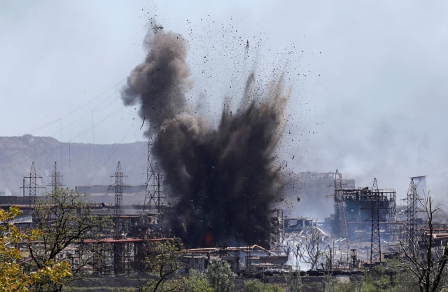  포격 받는 우크라이나군 항전 거점 아조우스탈. / 사진=연합뉴스