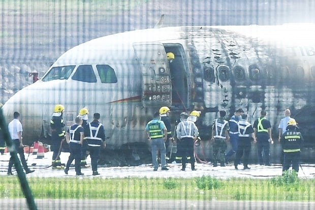 12일 중국 충칭의 장베이 국제공항에서 소방대원들이 이륙 도중 이상이 발생해 활주로를 이탈한 뒤 화재가 발생한 항공기를 점검하고 있다. /사진=AFP