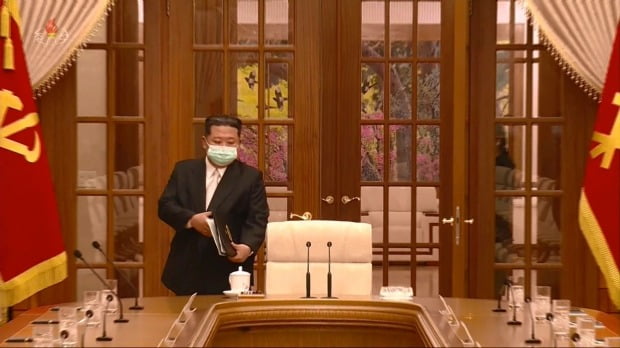 김정은 북한 국무위원장이 마스크를 착용하고 회의장에 들어서는 모습 /사진=연합뉴스