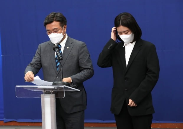 박완주 의원의 성비위 사건과 관련해 대국민 사과를 하는 더불어민주당 박지현·윤호중 공동비상대책위원장 /사진=연합뉴스