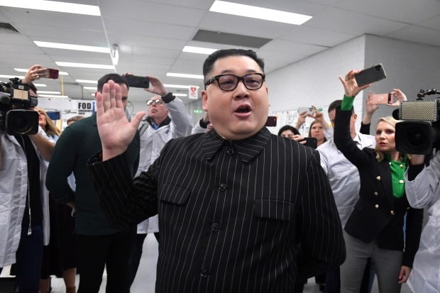 호주의 총선 유세 현장에 김정은 북한 국무위원장을 흉내낸 대역배우가 등장했다. /사진=AP