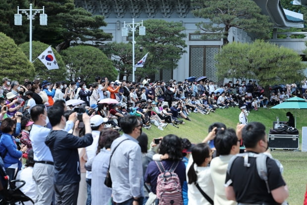 청와대 개방 후 첫 일요일인 15일 오후 청와대 대정원을 찾은 시민들이 국군의장대 시범을 관람하고 있다. 사진=연합뉴스