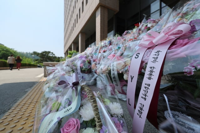 17일 오후 경기도 과천 법무부 청사 앞으로 한동훈 법무부 장관 지지자들이 보낸 꽃바구니가 배달되고 있다. / 사진=연합뉴스