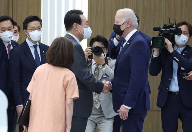 조 바이든 미국 대통령이 20일 오후 경기도 평택시 삼성전자 반도체공장을 방문, 윤석열 대통령과 인사하고 있다. 연합뉴스