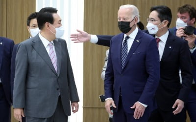 바이든, 삼성공장 방문…尹 "튼튼한 동맹 계기"