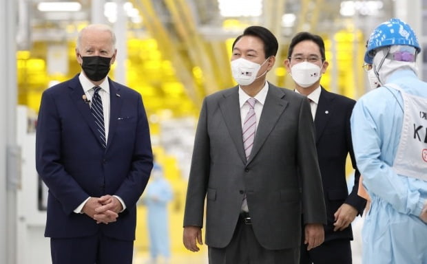  취임 후 한국을 첫 방문한 조 바이든 미국 대통령이  윤석열 대통령과 20일 오후 경기도 평택시 삼성전자 반도체공장을 방문, 이재용 부회장의 안내를 받으며 공장을 시찰하고 있다. 사진=연합뉴스