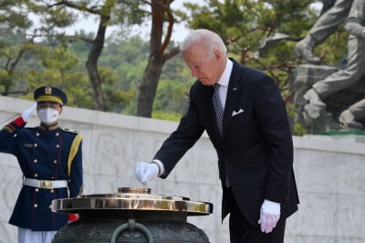 바이든, 국립서울현충원 현충탑 공식 참배