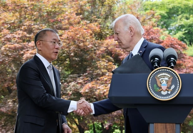 정의선 현대차그룹 회장(오른쪽)이 22일 오전 서울 용산구 그랜드 하얏트 호텔에서 조 바이든 미국 대통령을 면담한 뒤 미국 추가 투자 계획을 발표하고 있다. 정 회장은 "전날 미국 전기차 공장에 투자하기로 한 55억달러 외에 로보틱스·도심항공모빌리티(UAM)·자율주행·인공지능(AI)에 50억달러를 추가 투자하겠다"고 밝혔다. 사진=연합뉴스