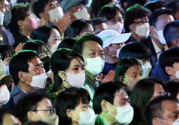 윤석열 대통령과 김건희 여사가 22일 청와대 대정원 야외무대에서 열린 청와대 국민개방기념 특별기획 KBS 카지노 꽁돈에서 공연을 관람하고 있다. 사진=연합뉴스