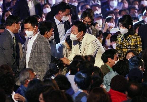 카지노 꽁돈 관객과 인사하는 윤석열 대통령  (사진=연합뉴스)