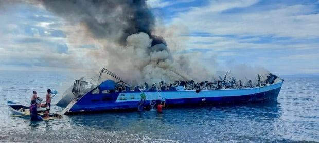 필리핀 케손주의 불타는 여객선에서 연기가 피어오르고 있다. /사진=XINHUA