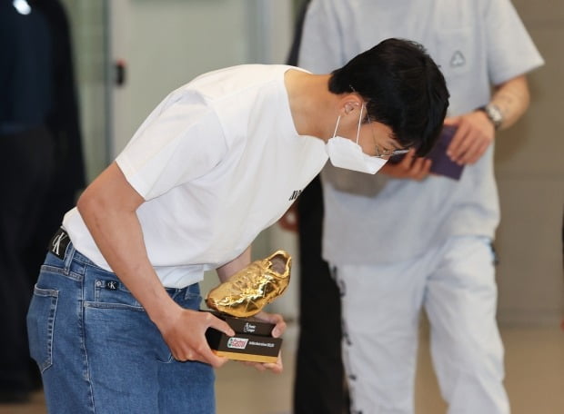 Son Heung-min (30, Tottenham Hotspur), o primeiro asiático a conquistar o título de artilheiro da Premier League, saúda com o troféu Chuteira de Ouro em seu retorno para casa no Terminal 2 do Aeroporto Internacional de Incheon.  Foto = Yonhap News