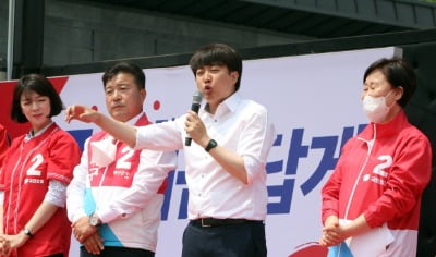 이준석, 인천 계양에서 사전투표…"이재명 출마 명분 없다"