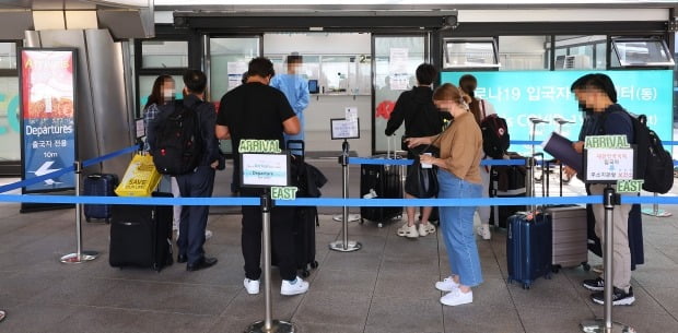 26일 인천국제공항 제1터미널 입국자 PCR 검사 센터 앞에 입국자들이 검사를 기다리고 있다. 최근 정부는 원숭이두창 관련 발생 국가 방문 입국객을 대상으로 발열체크 및 건강상태 질문서를 받고 있으며 국내 유입 방지를 위한 감시를 강화하겠다고 밝힌 바 있다. 사진=연합뉴스