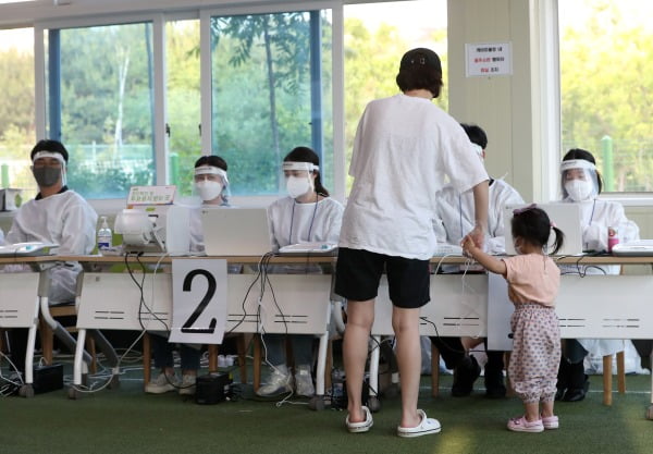 지방선거 사전투표율 오후 7시 20.61%…확진자 투표 돌입